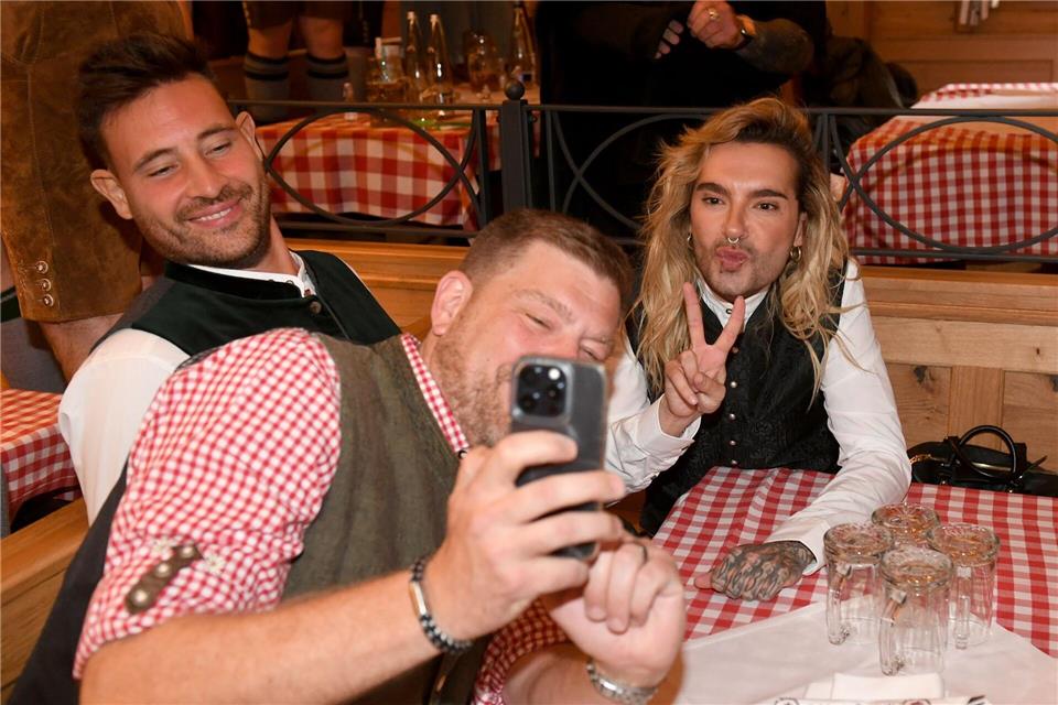 Bilder des Tages Münchner Oktoberfest: Bill Kaulitz (r), Sänger der Band Tokio Hotel, posiert neben Model Marc Eggers (l) im Schützenzelt für ein Foto.Felix Hörhager/dpa