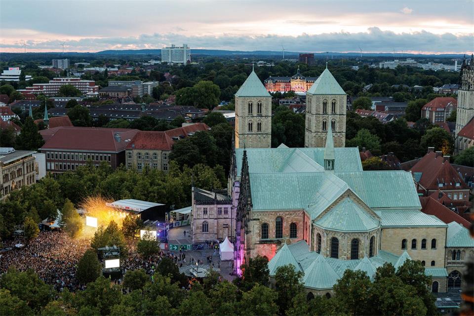 Münster feiert: zum Auftakt des NRW-Tages mit einem Konzert auf dem Domplatz. David Ebener/dpa