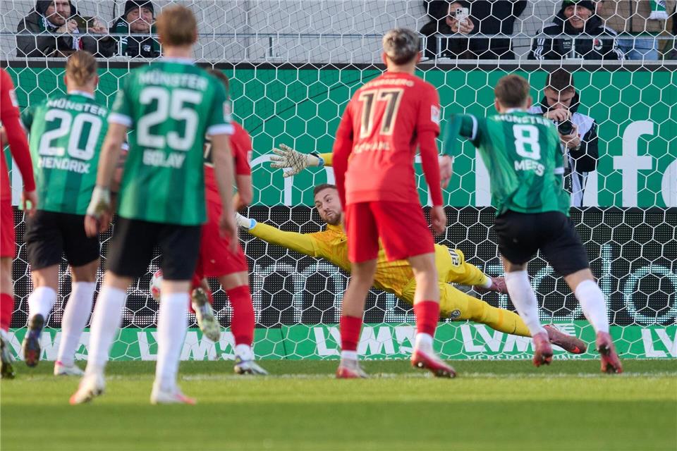 Münster scheiterte vom Punk an Torwart Nicolas Kristof. Bernd Thissen/dpa