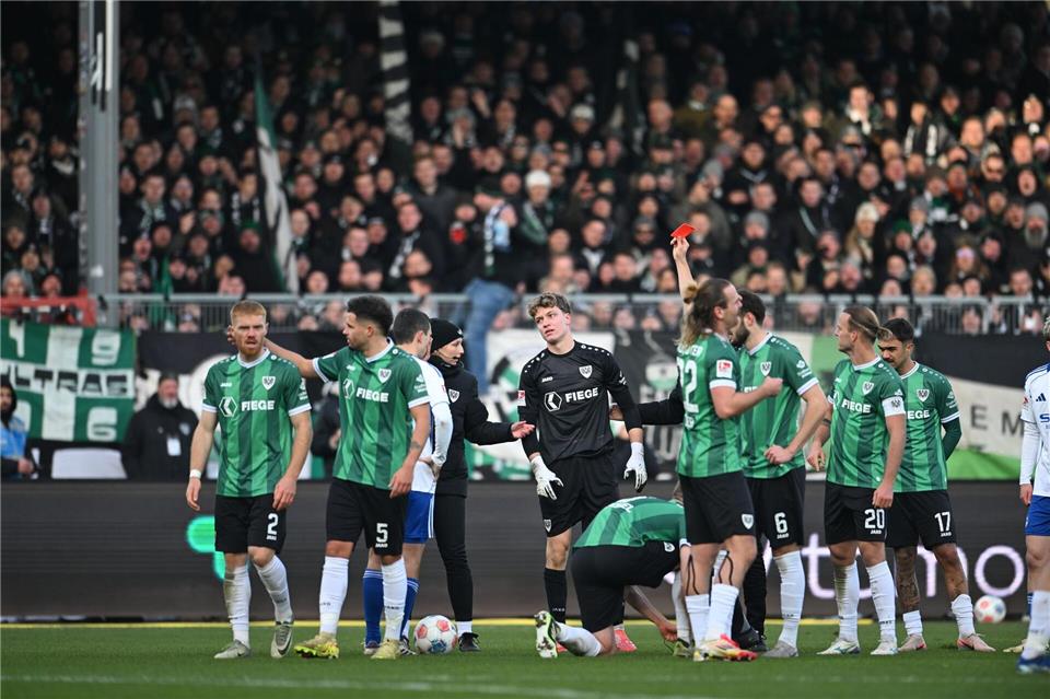 Münster spielte ab der 55. Minute nur noch mit zehn Spielern.Fabian Strauch/dpa