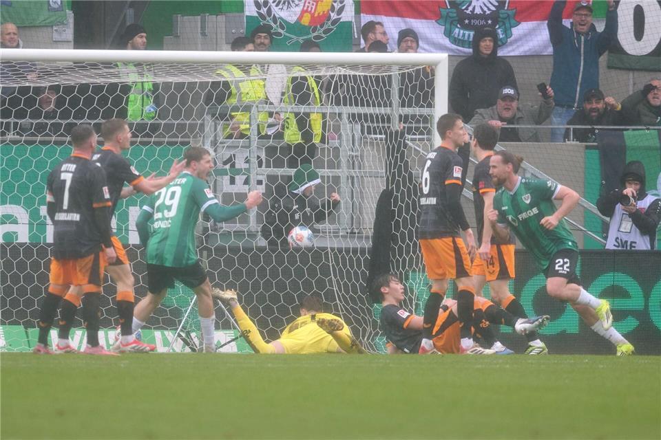 Münsters Jannis Heuer jubelt über sein Tor zum 1:1.Bernd Thissen/dpa