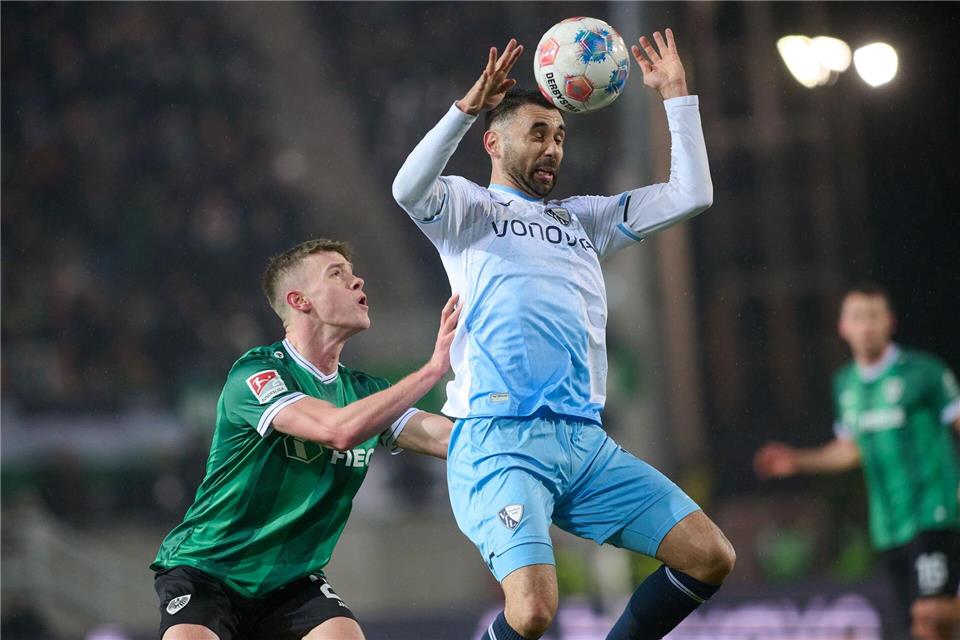 Münsters Jano ter Horst (l) bedrängt den Bochumer Gerrit Holtmann. Bernd Thissen/dpa