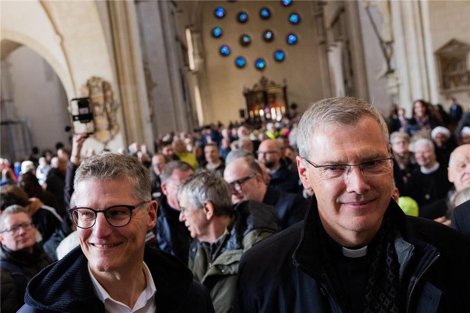 Münsters Oberbürgermeister Tilmann Fuchs (Grüne) war unter den Besuchern im Dom und begrüßte den gerade ernannten Bischof.Rolf Vennenbernd/dpa
