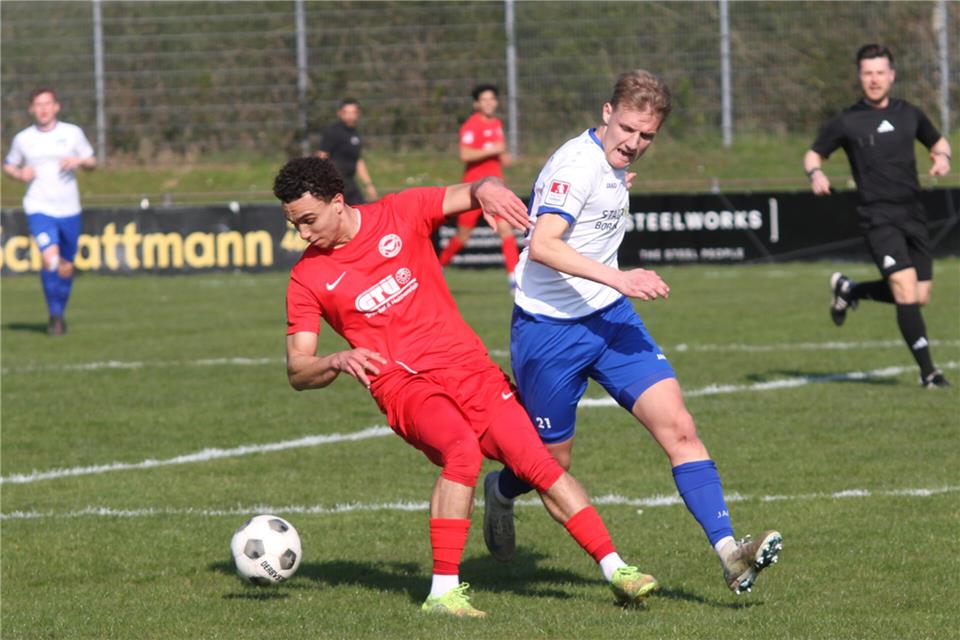 Münsters Torschütze zum 1:1-Ausgleich Samir Bodowe (links) im Duell mit Gemens Max Gill.