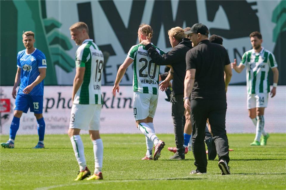 Münsters Trainer Sascha Hildmann geht nach dem Spiel über den Rasen.Bernd Thissen/dpa
