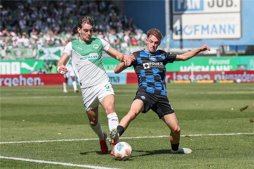 Münz (l) verlässt die SpVgg Greuther Fürth. (Archivfoto)Daniel Löb/dpa