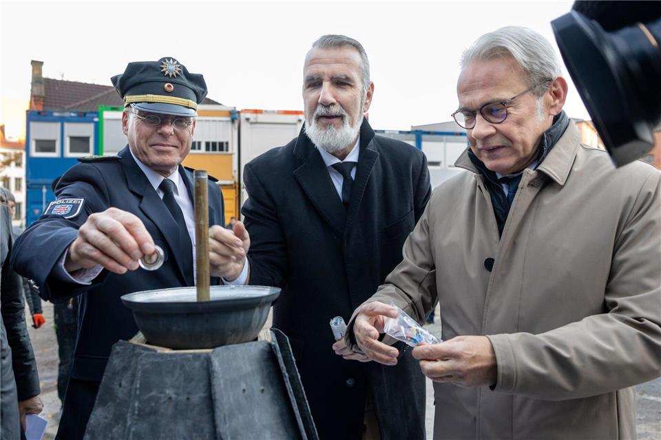 Münzen, eine Tageszeitung und Visitenkarten liegen jetzt in einem Turmknopf auf dem Gebäude der Landespolizeidirektion.Michael Reichel/dpa