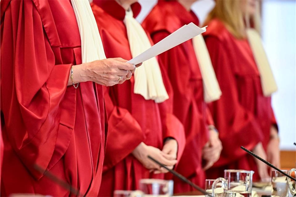 Müssen Abiturienten einen Zeugnisvermerk darüber akzeptieren, dass ihre Rechtschreibleistungen nicht in die Noten eingeflossen sind? Mit dieser Frage befasst sich das Bundesverfassungsgericht in Karlsruhe.