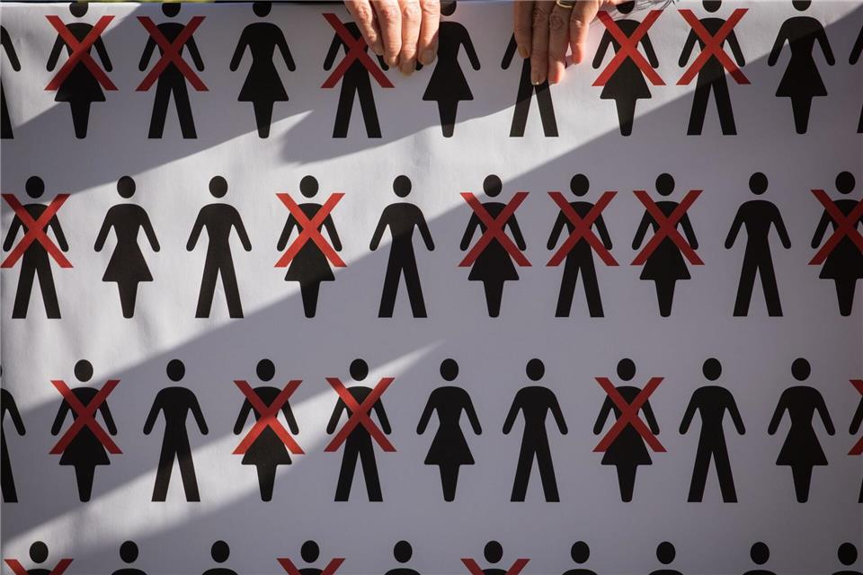 Abfindung annehmen ja oder nein? Das müssen Sie wissen Müssen Unternehmen Stellen abbauen oder stehen große Umstrukturierungen an, kommen oft Abfindungsangebote ins Spiel. picture alliance/dpa