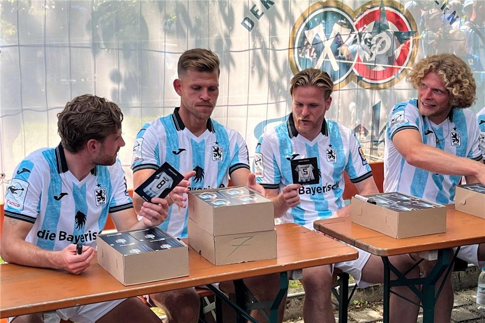 Müssen die Münchner „Löwen“ im Sommer verlassen: David Philipp (links), Thore Jacobsen (Zweiter von rechts) und Jesper Verlaat (rechts). (Archivbild)Christian Kunz/dpa