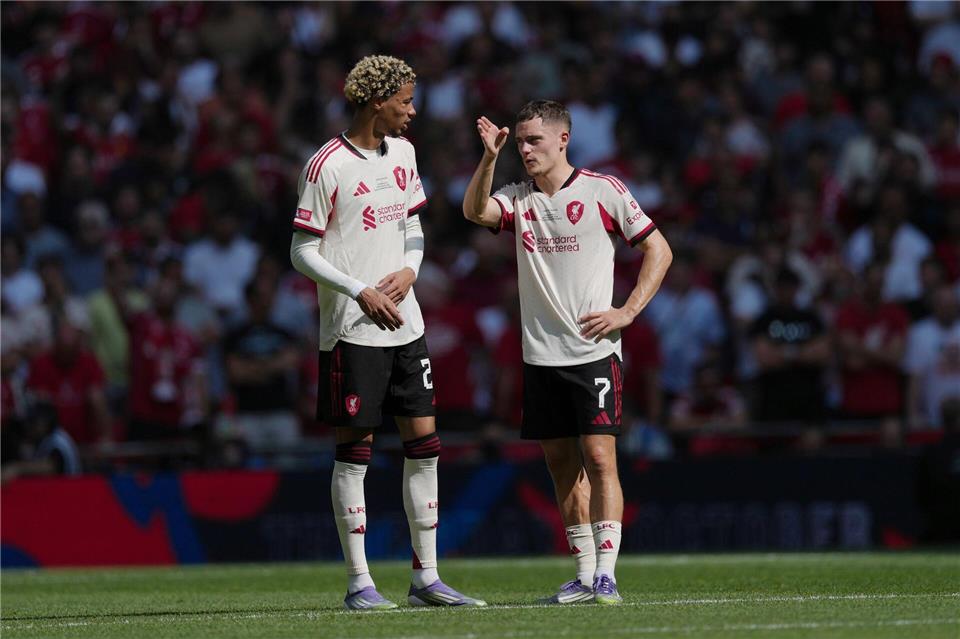Müssen noch auf ihren ersten Titel mit Liverpool warten: Hugo Ekitiké (l.) und Florian WirtzDave Shopland/AP/dpa