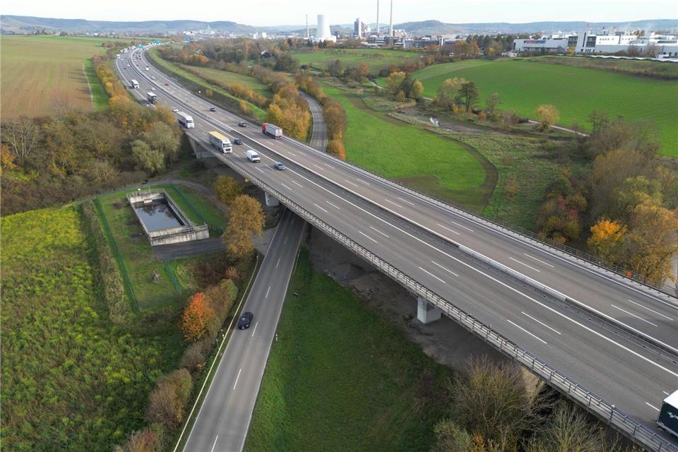 Müsste die Autobahnbrücke über das Tal des Böllinger Bachs bei Heilbronn gesperrt werden, würde das einen hohen Schaden verursachen. (Archivbild)Bernd Weißbrod/dpa