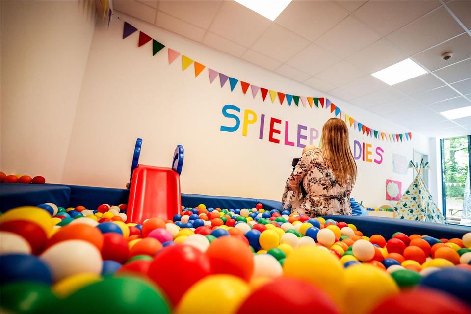 Mütter und Kinder werden in der Zeit der Inhaftierung gefördert. Christoph Reichwein/dpa