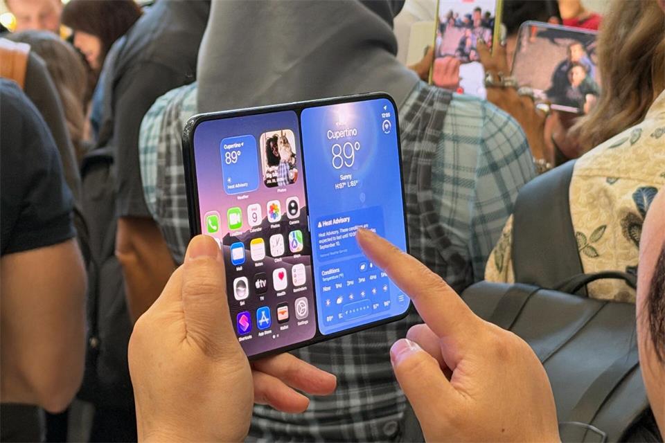 Multitasking per Fingertipp: Wer mag, kann das aufgeklappte Display nutzen, um zwei Apps gleichzeitig zu öffnen.Andrej Sokolow/dpa/dpa-tmn