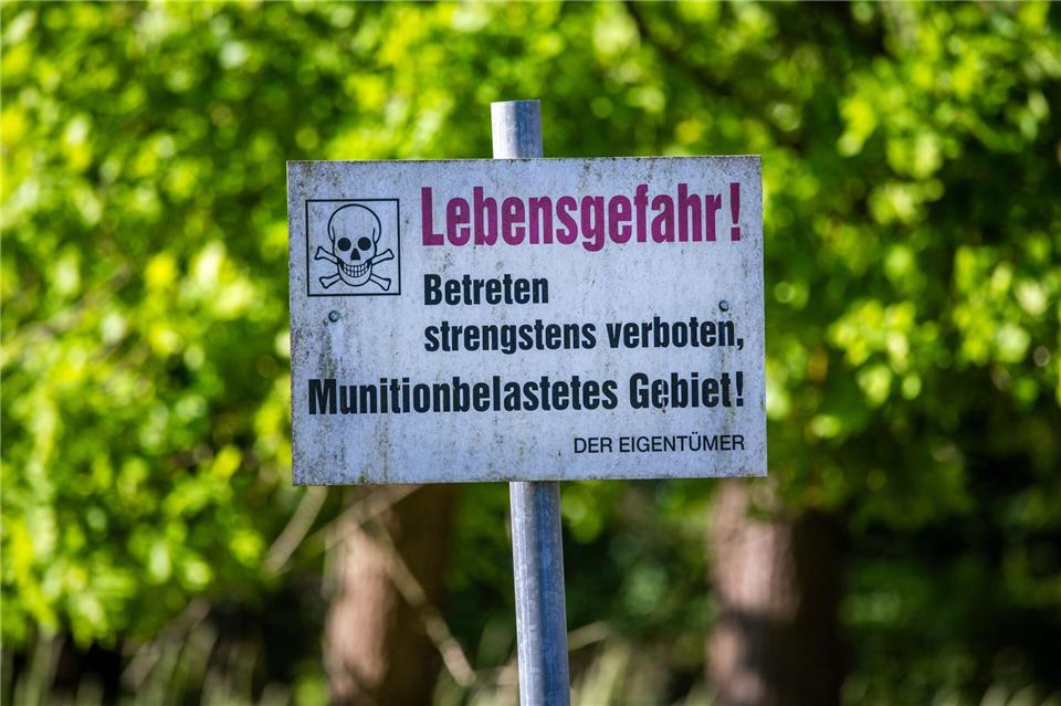 Munitionsbelastete Wälder sind eine besondere Herausforderung im Brandschutz. (Archivbild)Jens Büttner/dpa