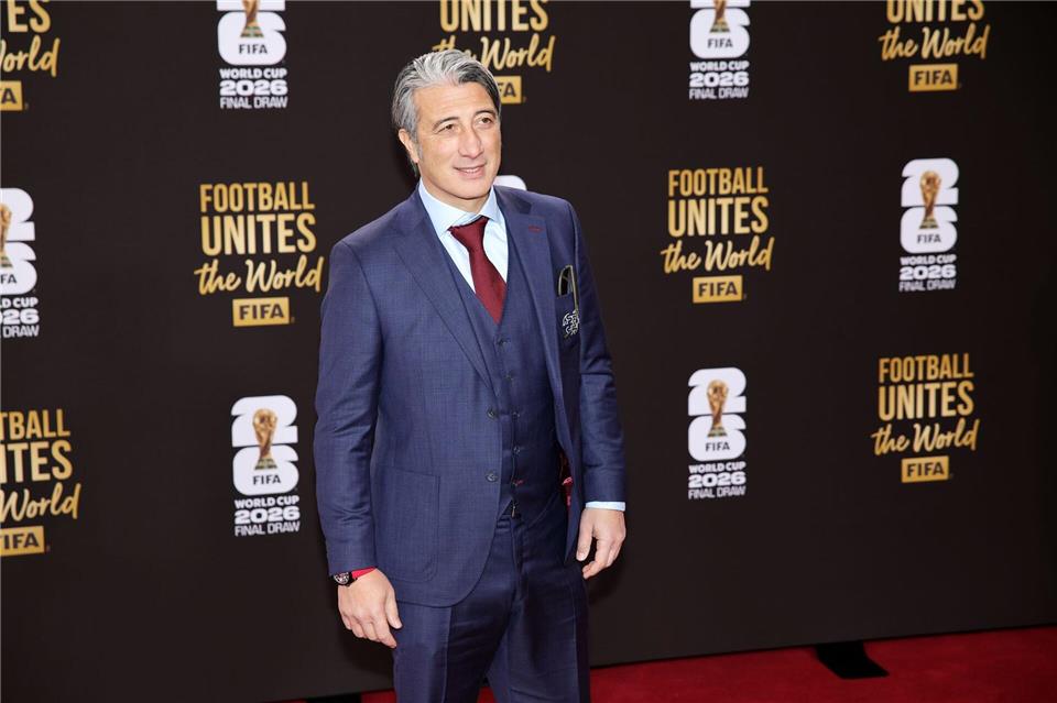 Murat Yakin posiert bei der WM-Auslosung in Washington (Archivbild). Sam Corum/PA Wire/dpa