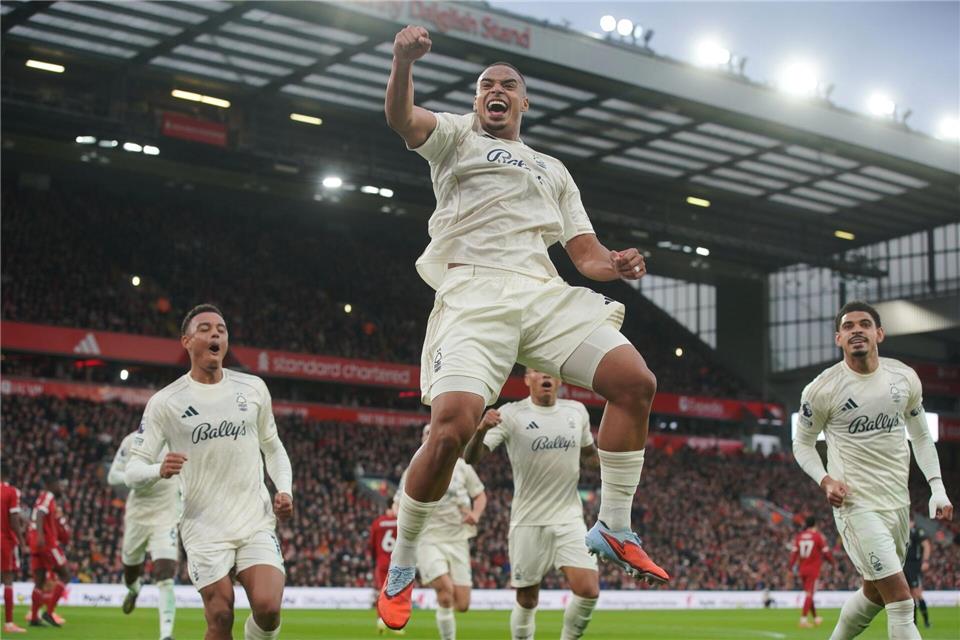 Murillo (M) brachte Nottingham Forest in Anfield in Führung.Ian Hodgson/AP/dpa