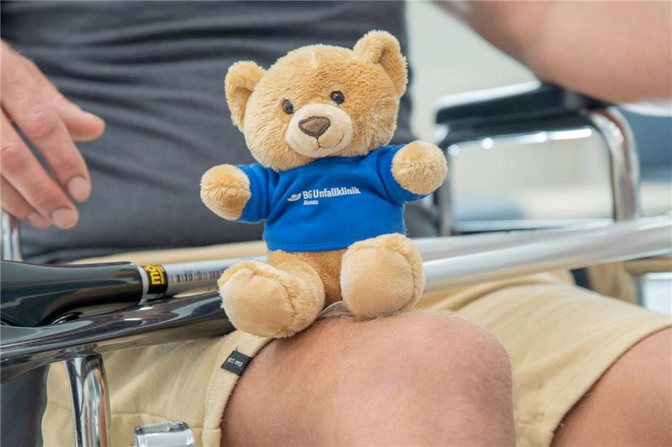 „Murli“ tröstet gelegentlich Kinder und erwachsene Patienten (Handoutfoto)-/BG Unfallklinik Murnau/dpa