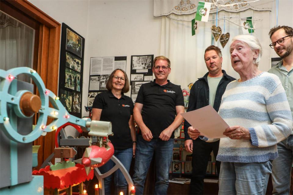 Museumsdirektorin Eva Gutersohn (vorne) stellt den Platz vor dem Spielzeugmuseum für Nadine und Christian Benning (von links) sowie die Musiker Jürgen Bartmann und Daniel Stroux zur Verfügung.