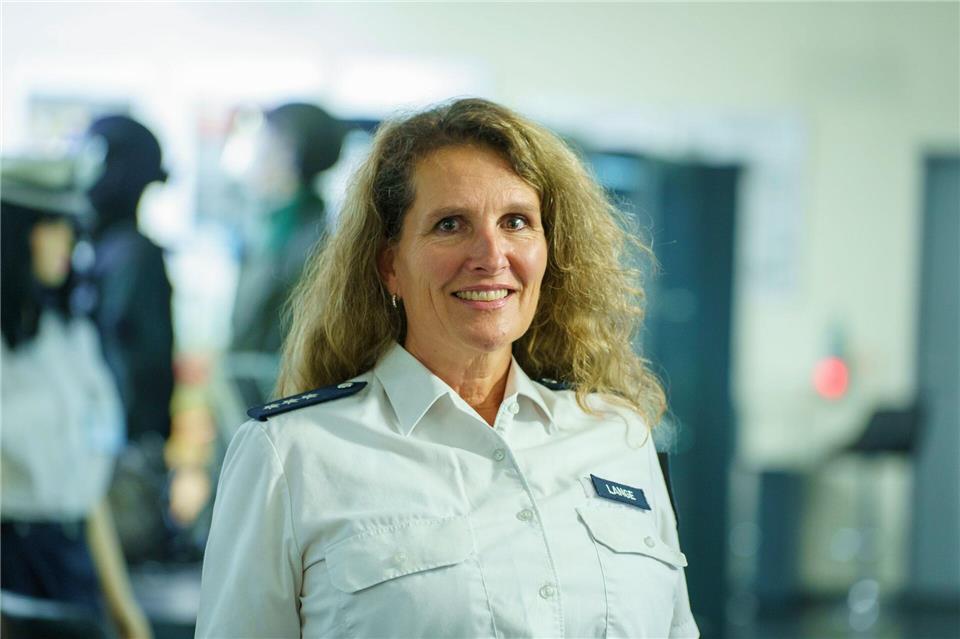 Museumsleiterin Anja Lange führt mit Kompetenz und Taktgefühl durch die Ausstellung  (Foto - Produktion)Andreas Arnold/dpa