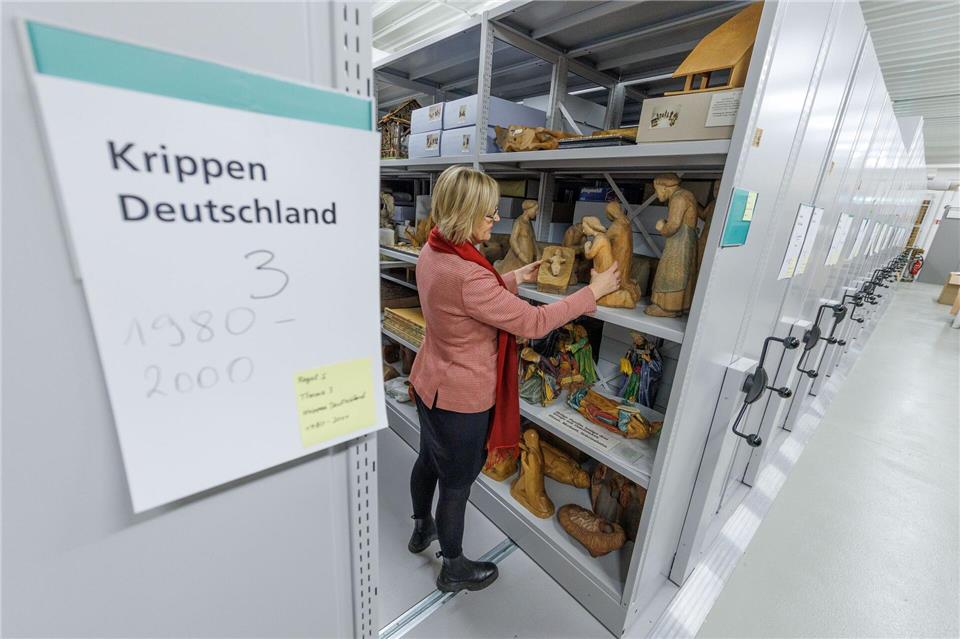 Museumsleiterin Anja Schöne blickt auf archivierte Krippen in einem Depot. Das Religio - Westfälisches Museum für religiöse Kultur - beherbergt nach eigenen Angaben eine der größten Krippensammlungen in Deutschland. Friso Gentsch/dpa