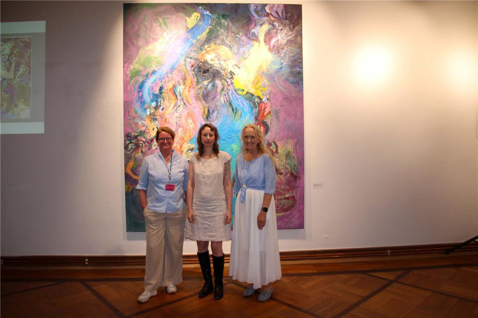 Museumsleiterin Dr. Britta Kusch-Arnhold, Künstlerin Nina Bruchhaus und Bürgermeisterin Mechtild Schulze Hessing zeigen das Bild „Selbstbewusste Umschuld“.