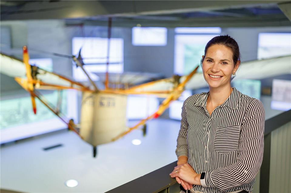 Museumsleiterin Laura Gebauer vor dem Nachbau des vielleicht ersten Motorflugzeugs der Welt. Daniel Karmann/dpa