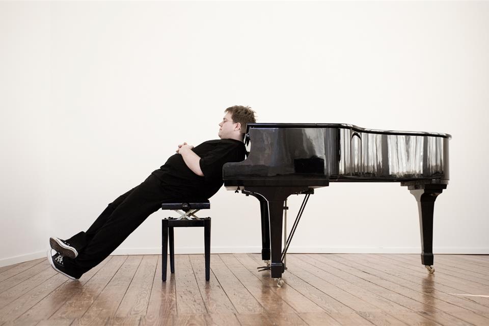 Musik-Kabarettist Matthias Reuter gastierte gestern bei den Marienthaler Sommerabenden.