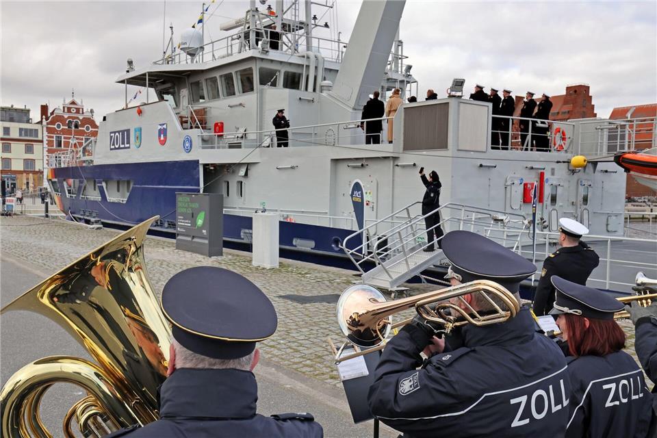 Musik, Reden und Taufe für das neue Zollschiff „Rügen“.Bernd W�stneck/dpa