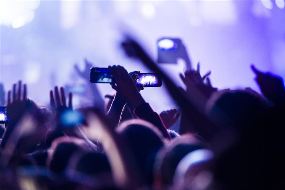 Musik soll Menschen verbinden - doch Wucherpreise auf dem Zweitmarkt machen einen Konzertbesuch für viele Fans unerschwinglich, kritisiert die Branche. (Symbolbild)Christophe Gateau/dpa