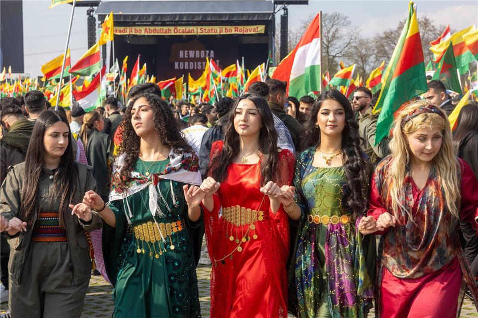 Musik und Tanz, aber auch politische Reden gehören zum kurdischen Neujahrs- und Frühlingsfest im Frankfurter Rebstockpark.Helmut Fricke/dpa