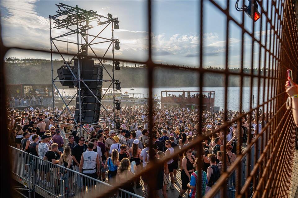 Musik und gute Laune - dafür steht das Open-Air-Musikfestival für elektronische Tanzmusik an der Bleichlochtalsperre in Thüringen. Jacob Schröter/dpa
