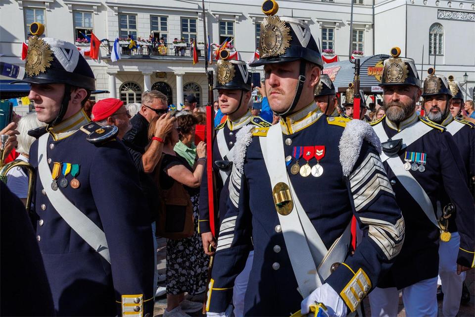 Musik und historische Uniformen gehören zum Schwedenfest dazu. Jens Büttner/dpa