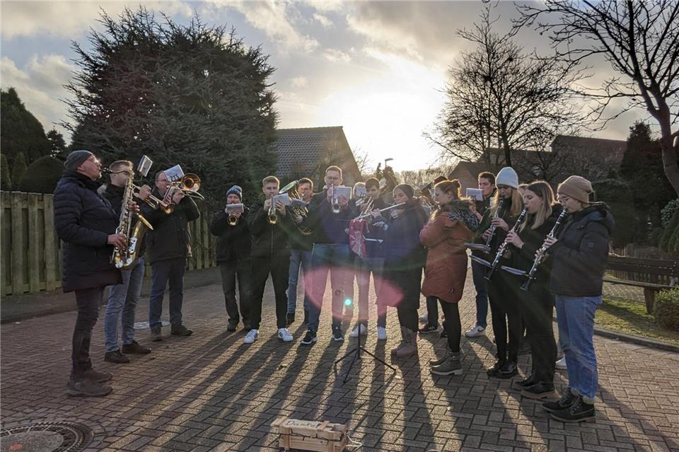 Musiker der Musikkapelle Burlo spielen an Heiligabend Weihnachtslieder an unterschiedlichen Stationen im Ort.