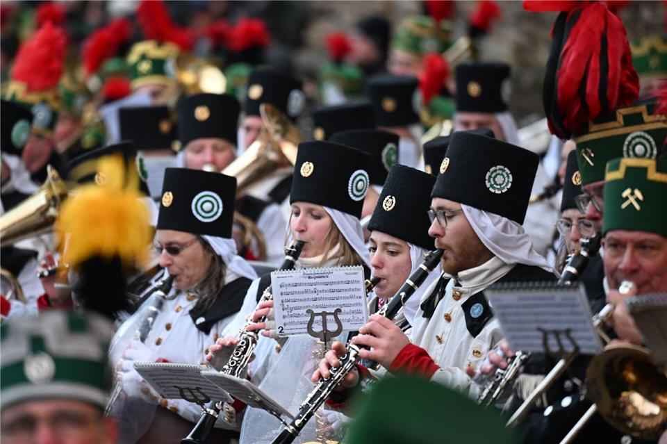 Musiker spielen bei einer Bergparade. (Symbolbild)Hendrik Schmidt/dpa