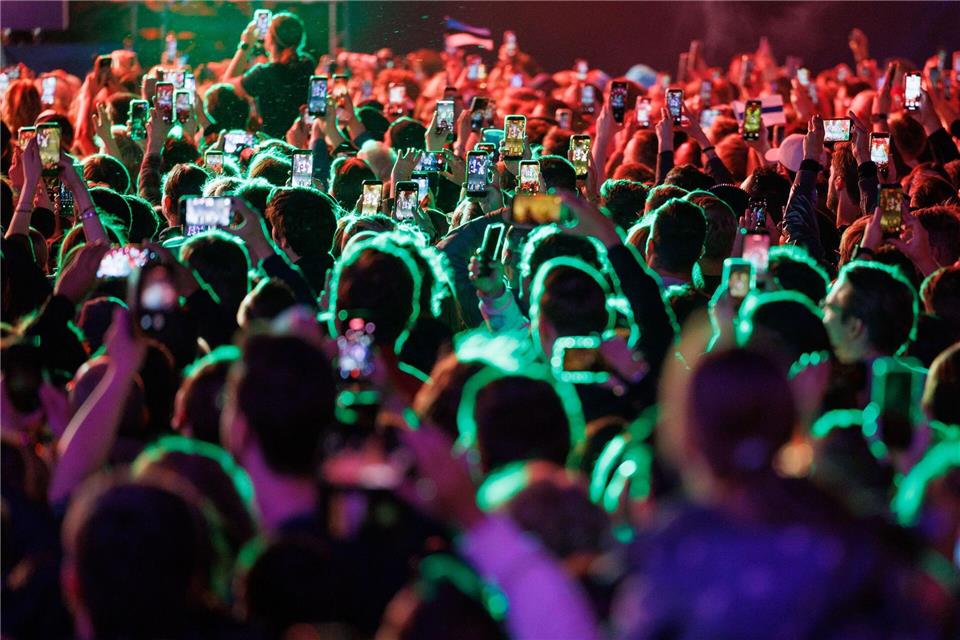 Musikfans feiern im Eurovision Village in Wien vor dem Historischen Rathaus bei einem Konzert. Jens Büttner/dpa