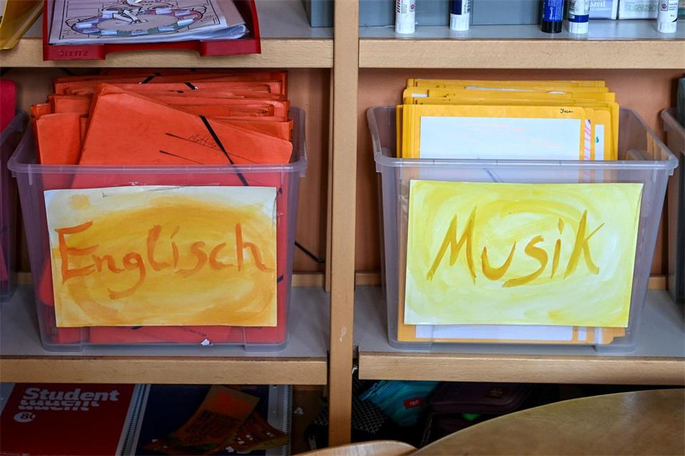 Musikhefter erstmal stecken lassen - für viele Kinder entfällt damit auch die Zeugnisnote. (Symbolbild)Jens Kalaene/dpa