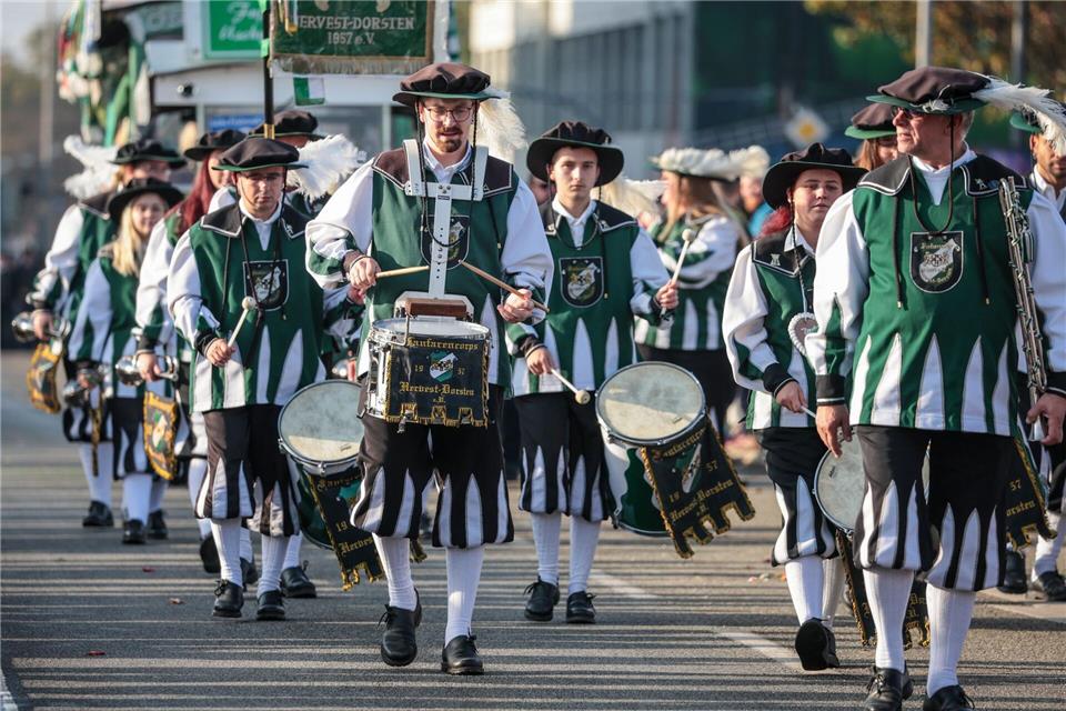 Musikkapellen laufen beim Freimarktsumzug in Bremen durch die Stadt.Focke Strangmann/dpa