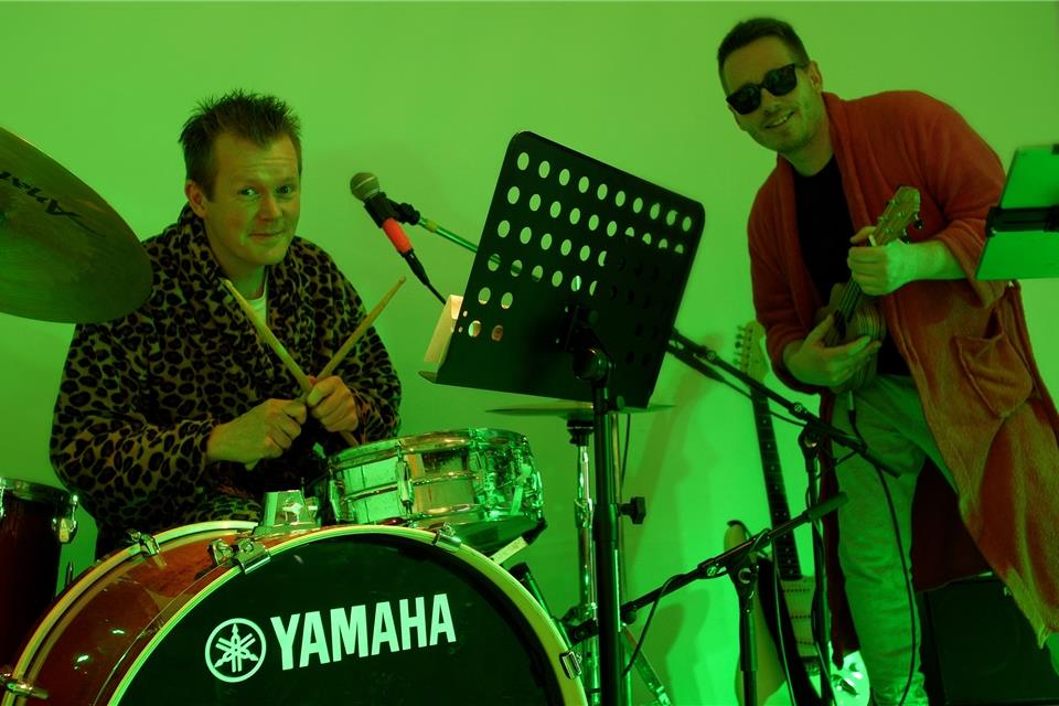 Musiklehrer Tobias Heynen (links) und André Kamperschröer beim Musizieren.