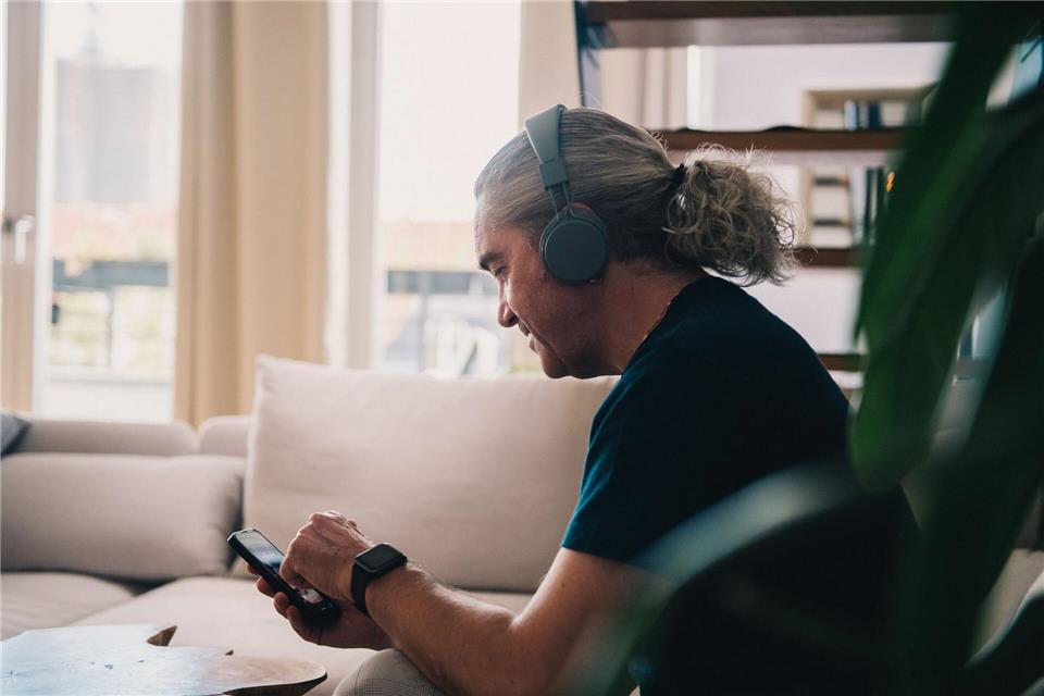 Musikstreaming, nicht Videostreaming: Wer bei Spotify ganz bewusst zuhören möchte, kann in der App nun jegliche Bewegtbilder gezielt abschalten.picture alliance/dpa/dpa-tmn