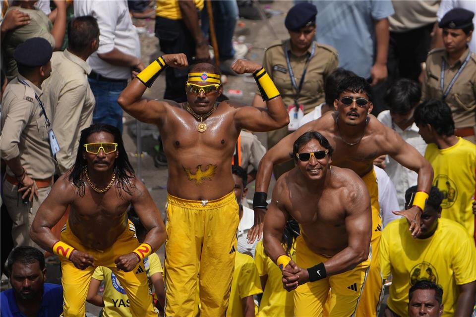 Muskeln für die Götter: Bodybuilder nehmen in Indien an einer Prozession zu Ehren der hinduistischen Gottheit Lord Jagannath teil.Ajit Solanki/AP/dpa
