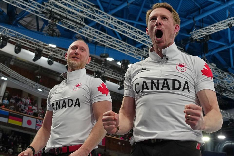 Muskelspiele: Die Kanadier Brad Jacobs und Marc Kennedy (r) jubeln über Curling-Gold.Misper Apawu/AP/dpa