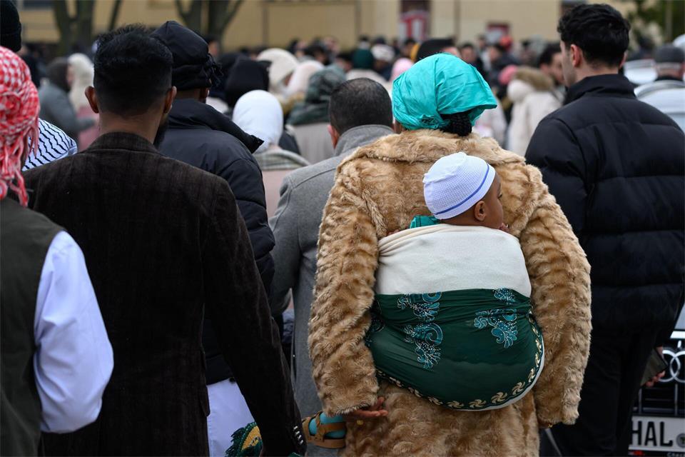 Muslime und Menschen, die so wahrgenommen werden, fürchten nach der Wahl in Sachsen-Anhalt um ihre Sicherheit, warnen Migrantenverbände (Symbolbild).Hendrik Schmidt/dpa