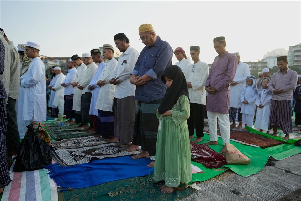 Muslime versammeln sich in einer Moschee in Yangon zum Morgengebet anlässlich des Eid al-Fitr-Festes.Thein Zaw/AP/dpa