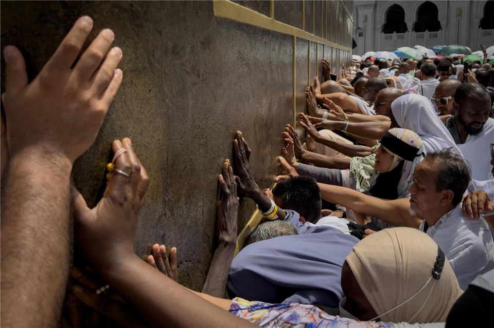 Muslimische Pilger berühren die Wände der Kaaba, dem kubischen Gebäude in der Großen Moschee, während der jährlichen Hadsch-Pilgerfahrt in Mekka.Altaf Qadri/AP/dpa