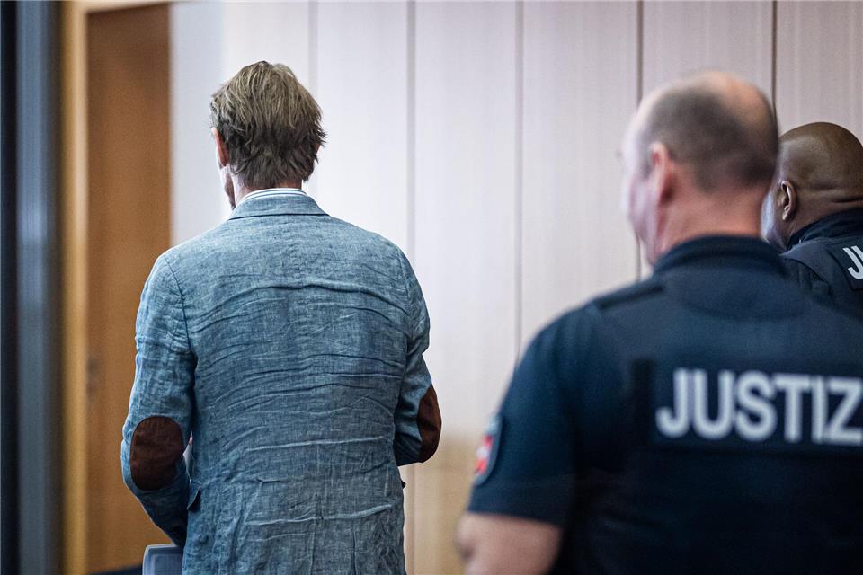 Muss Christian B. nach seiner Haftentlassung Fußfesseln tragen? (Archivbild) Moritz Frankenberg/dpa Pool/dpa