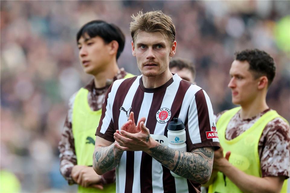 Muss auf sein Länderspiel-Debüt weiter warten: St. Pauli-Spieler Eric Smith (M). (Archivbild)Frank Molter/dpa
