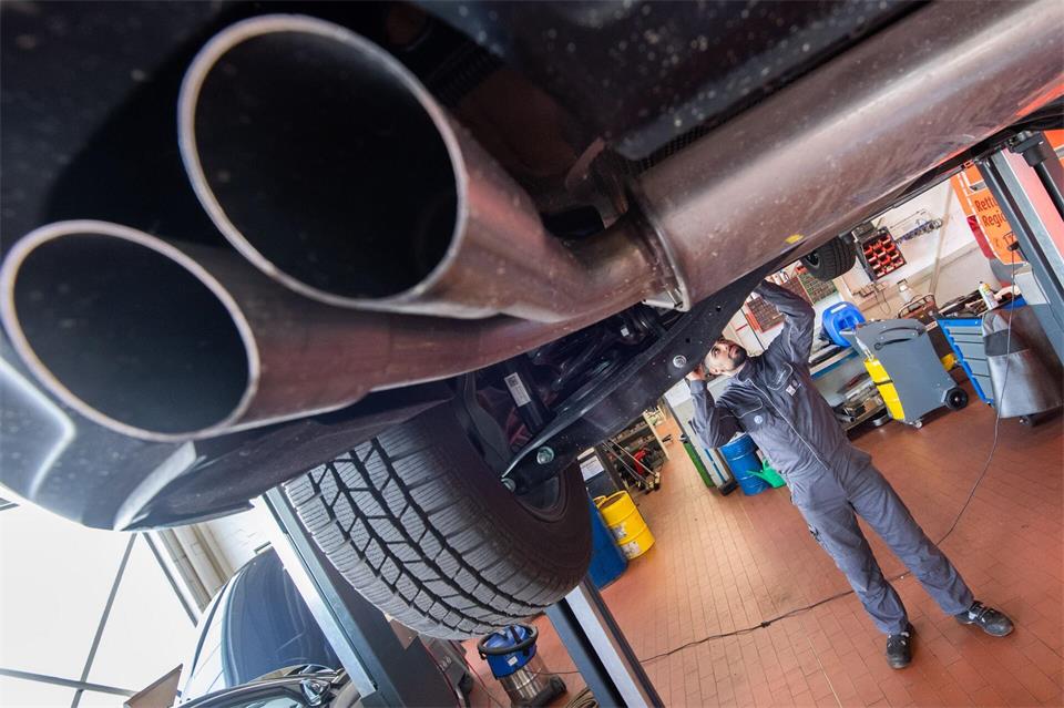 Muss das Auto repariert werden, wird es in der Regel teuer. (Symbolbild) Julian Stratenschulte/dpa
