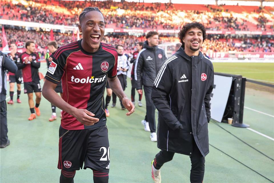 Muss den 1. FC Nürnberg nach nur einem halben Jahr wieder verlassen: Leihspieler Demba Diop (links). (Archivbild)Daniel Löb/dpa