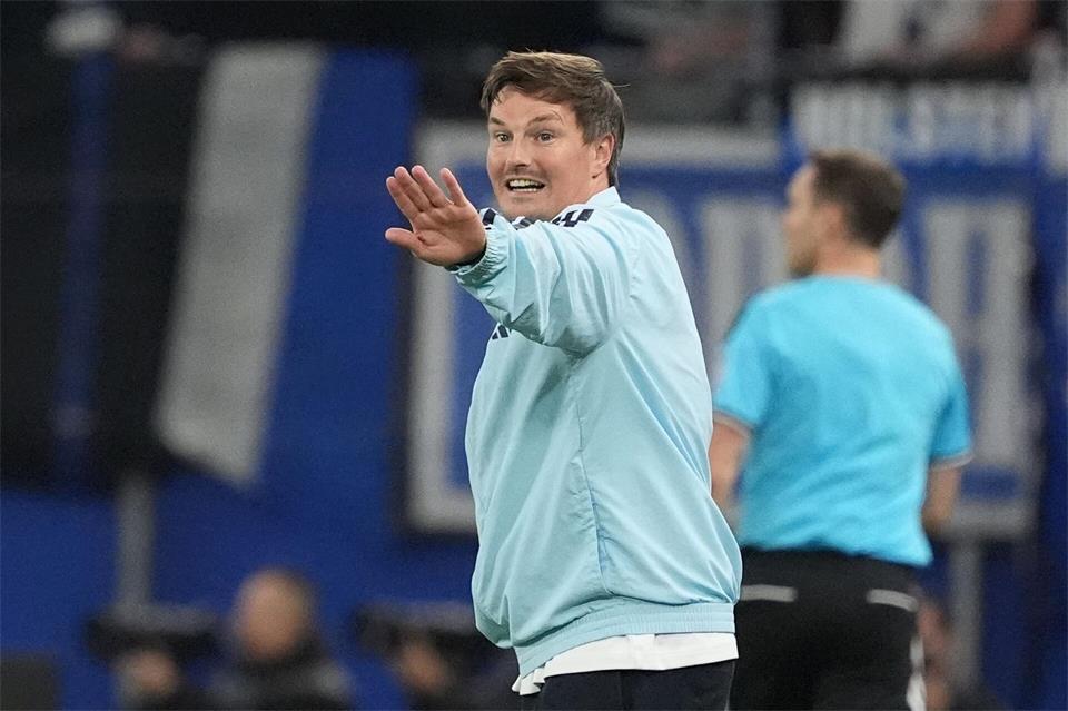 Muss derzeit viele verletzte Spieler ersetzen: HSV-Trainer Merlin Polzin. Marcus Brandt/dpa